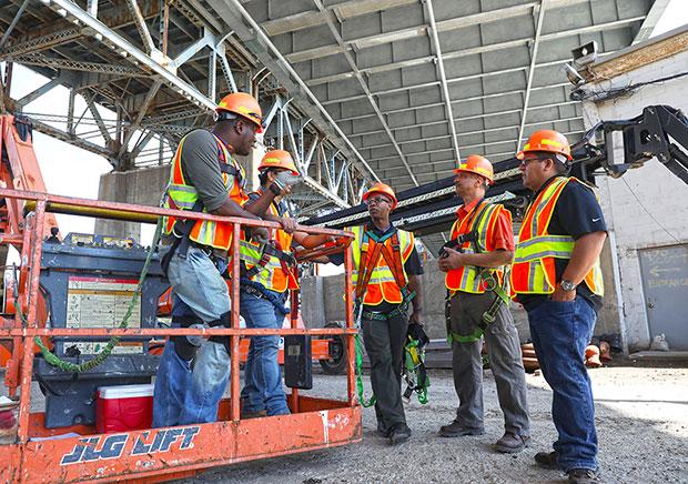 Thornton Tomasetti engineers inspecting Kosciuszko Bridge in 2017.