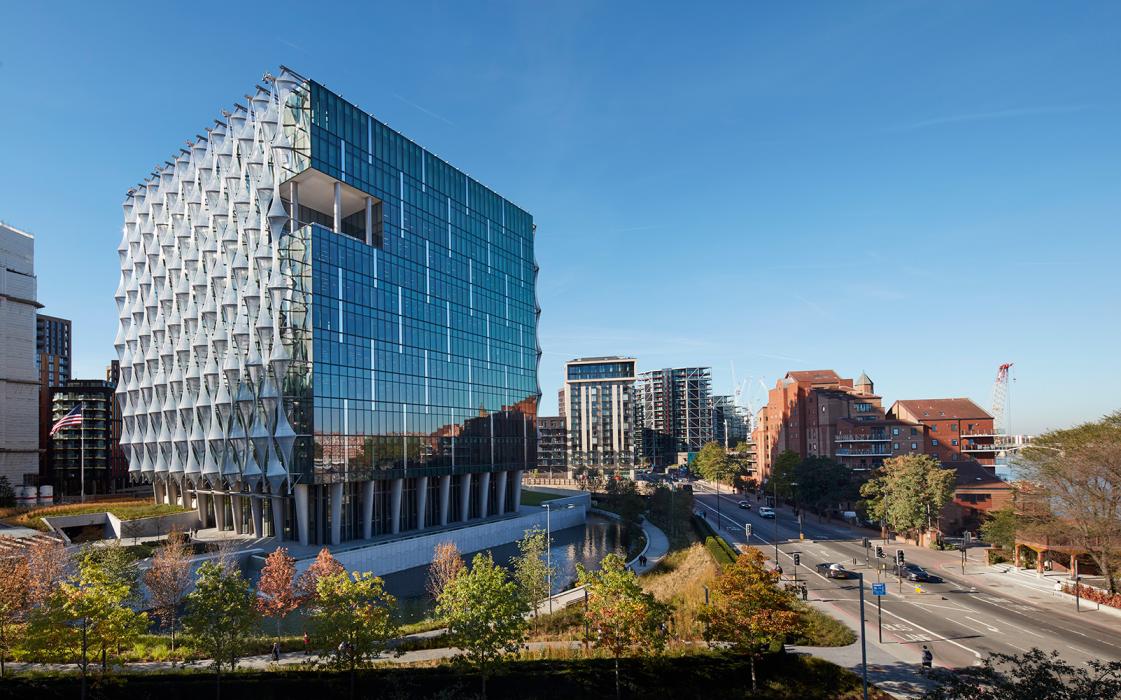 Exterior photograph of U.S. Embassy in London.